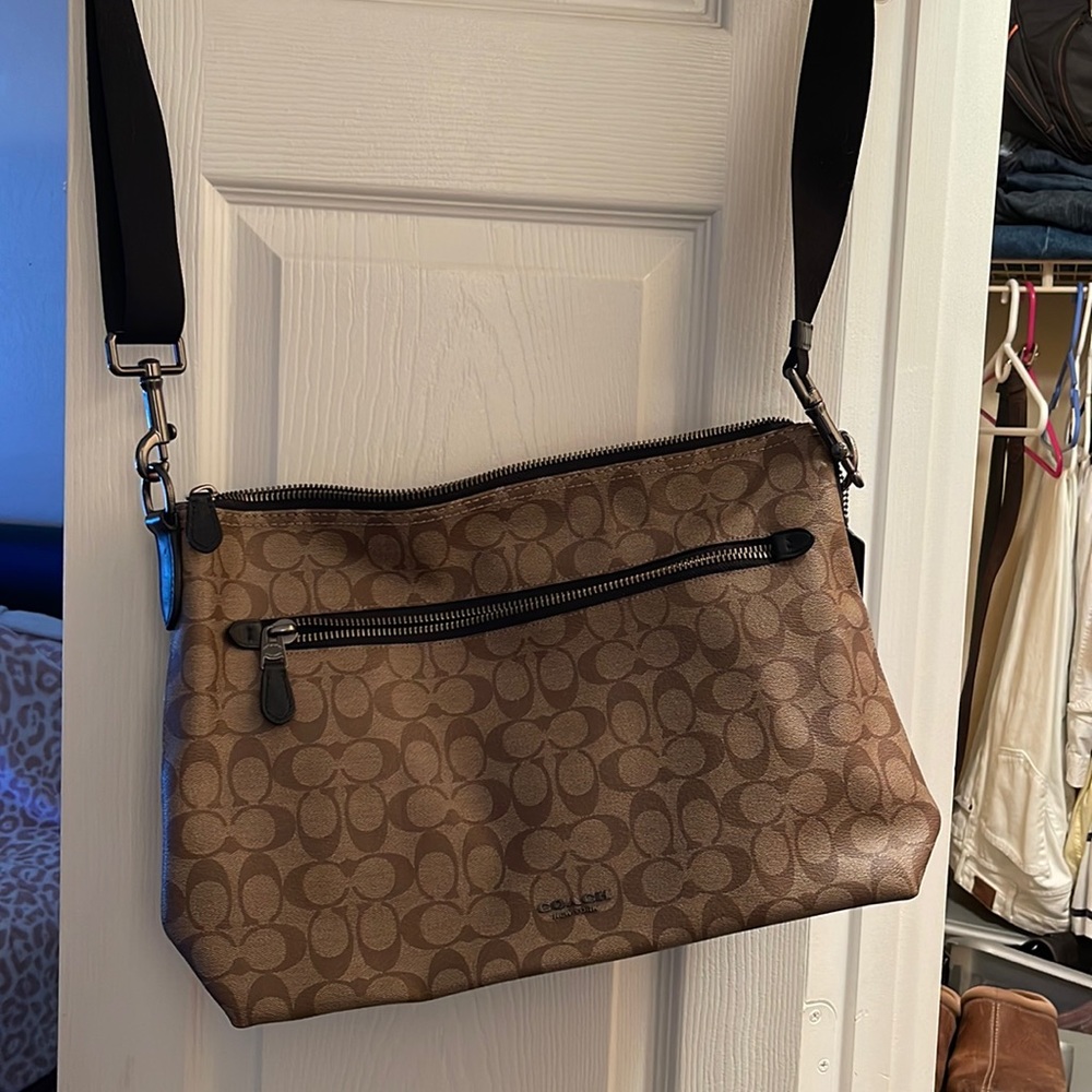 Coach cross body bag medium size